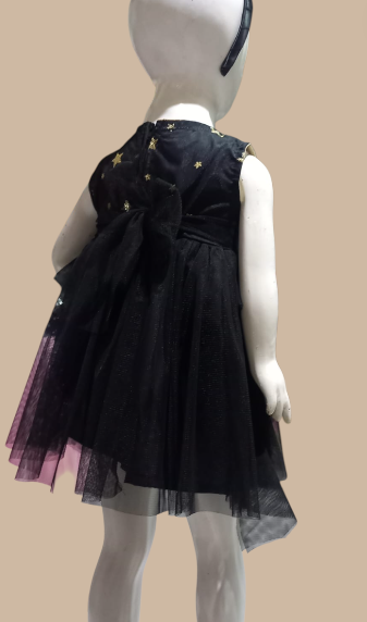 VESTIDO NEGRO CON ESTRELLAS DORADAS